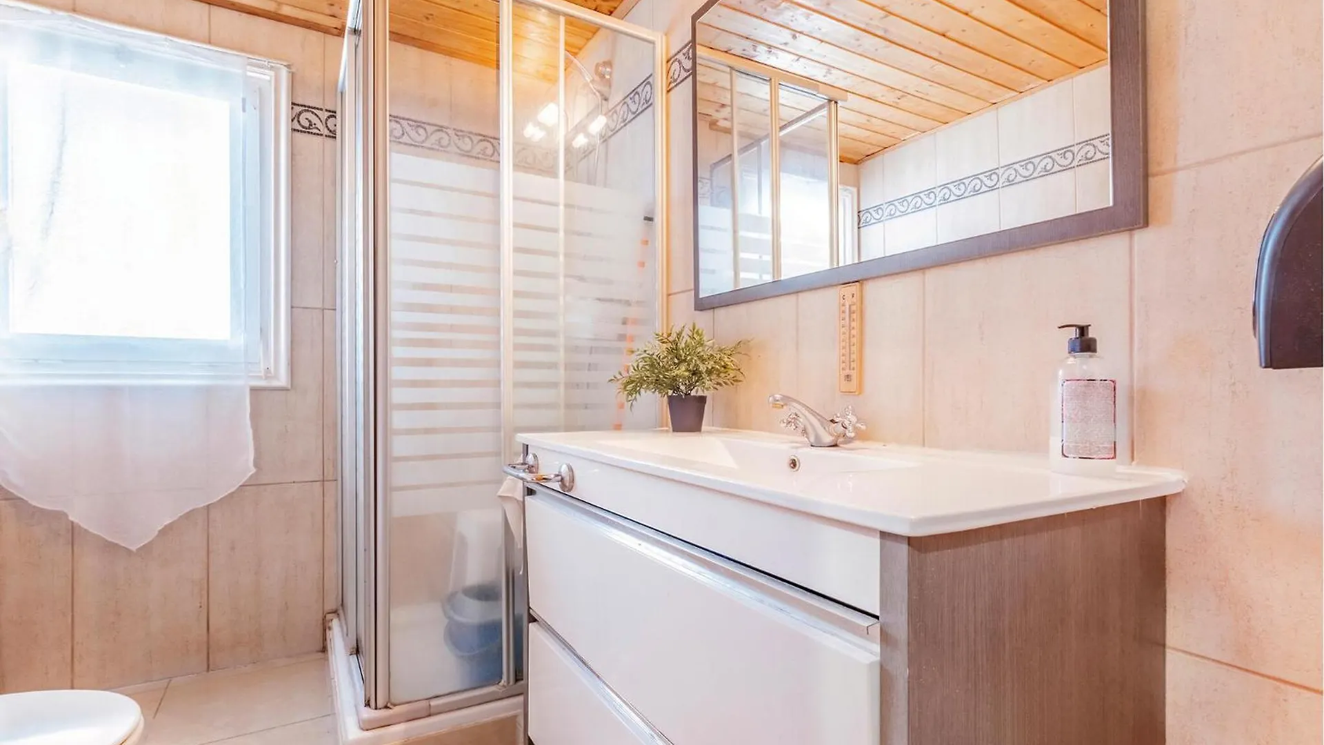 1 Bedroom Pet Friendly Apartment In 艾姆布里亚布拉瓦 0*,  西班牙